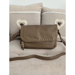 Bolso beige tachuelas