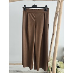 Pantalón recto polipiel camel