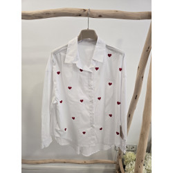 Camisa blanca corazones rojos