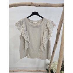 Camiseta beige volantitos...