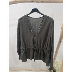 Blusa verde tachuelas