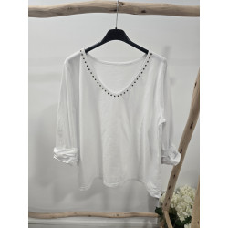 Camiseta blanca tachuelas