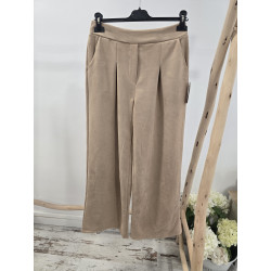 Pantalón tipo antelina crema